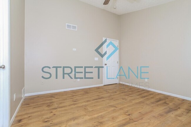 Building Photo - REDUCED!
