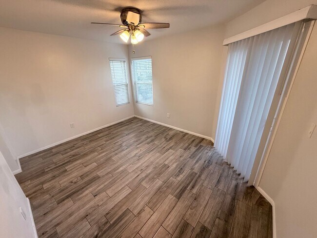 Building Photo - Eastlake Shores Downstairs Condo feat. Two Bedrooms and Two Bathrooms