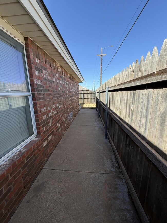 Building Photo - 533 N Clinton Ave