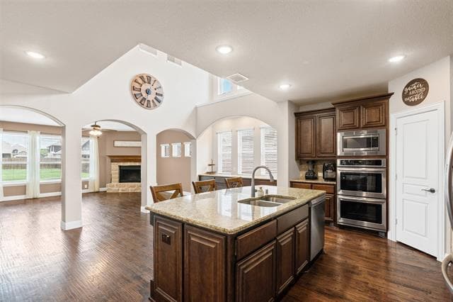 Building Photo - 717 Staghorn St