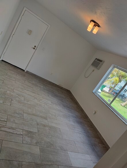 Building Photo - 7839 N Bayshore Dr