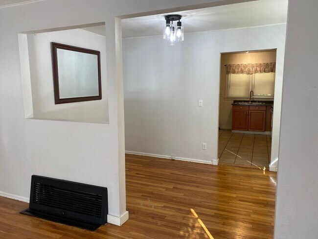 Building Photo - Beautiful 3 bed/2 bath On South Hill!