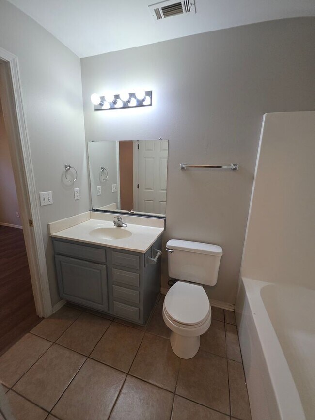 Building Photo - 106 Willow Creek Dr