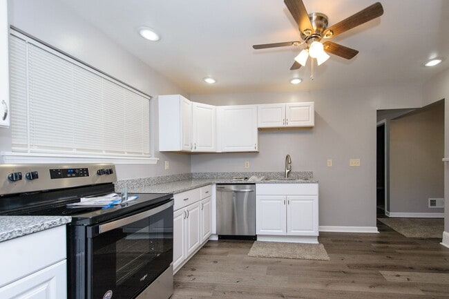 Building Photo - REMODELED BRICK & VINYL RANCH WAITING FOR ...