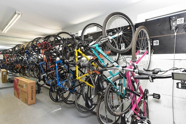 Building Photo - 959 W Grace St