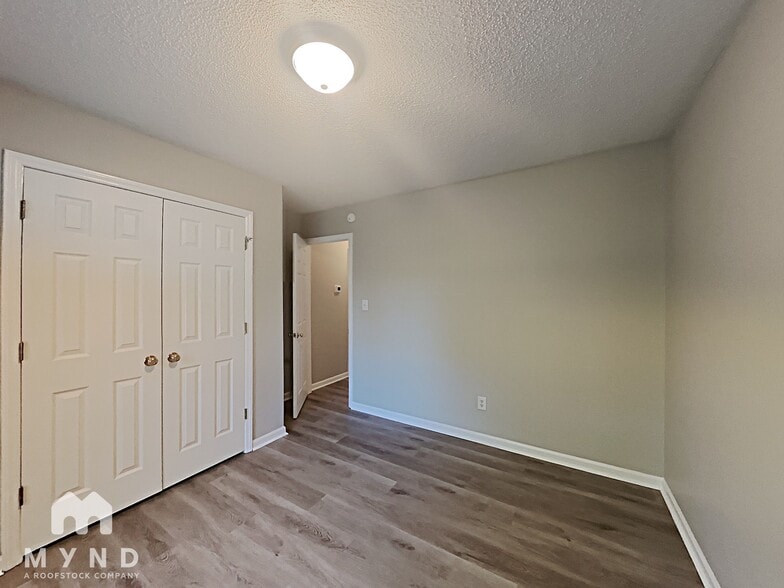 Building Photo - 165 S Ridge Dr