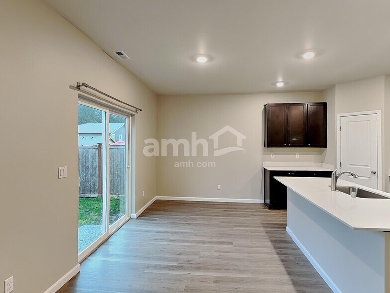 Building Photo - 5748 86th Dr NE