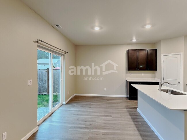 Building Photo - 5748 86th Dr NE