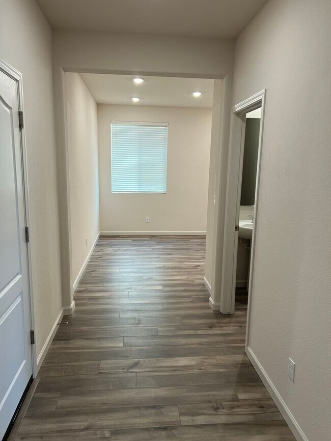 Building Photo - Gorgeous Newer Meadowlands Residence 3 Model, 4 Bedroom Unit