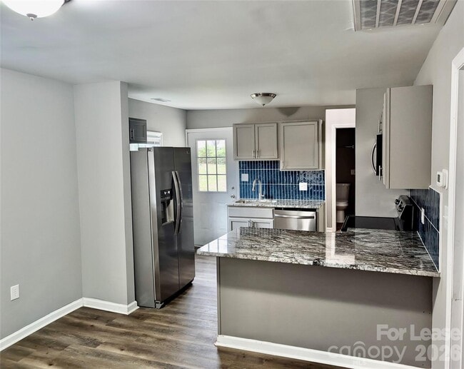 Building Photo - 457 Fewell St