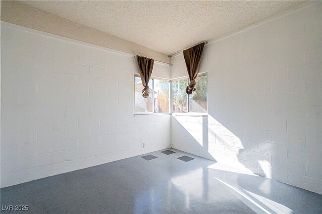 Building Photo - 1306 E Phillips Ave