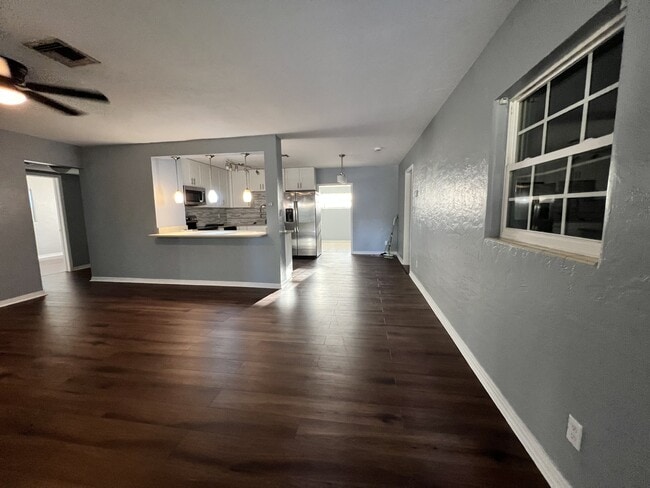 Building Photo - 700 Tam O Shanter Dr