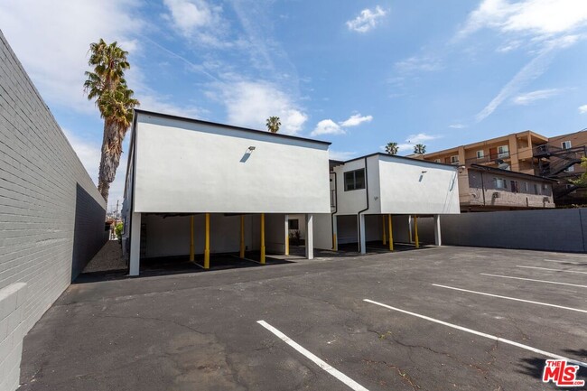 Building Photo - 1319 S St Andrews Pl