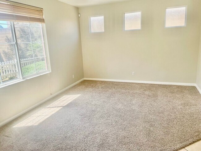 Building Photo - Spacious 4 Bedroom