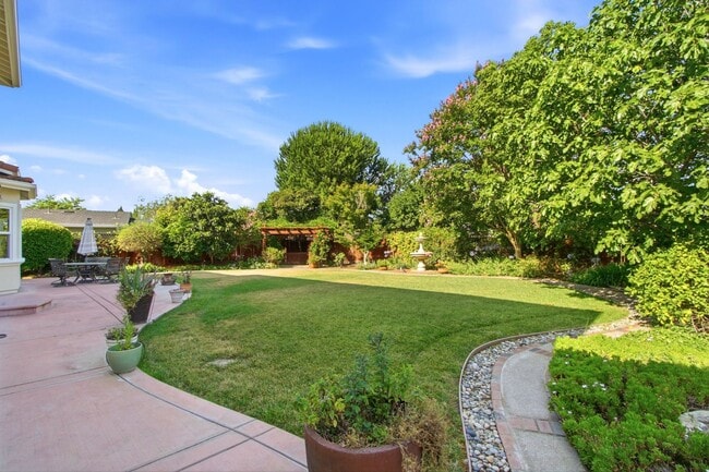Building Photo - Stunning 5-Bedroom Sunnyvale Home