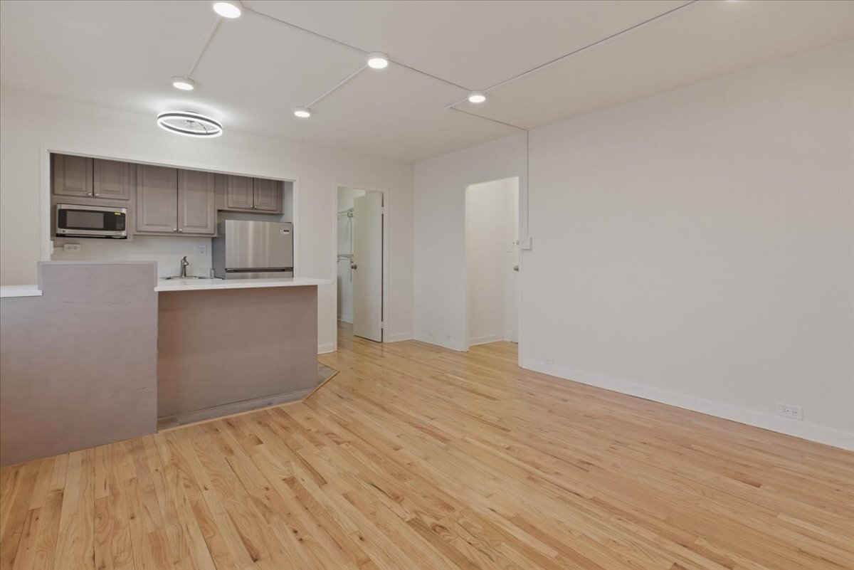 Building Photo - 5630 N Sheridan Rd