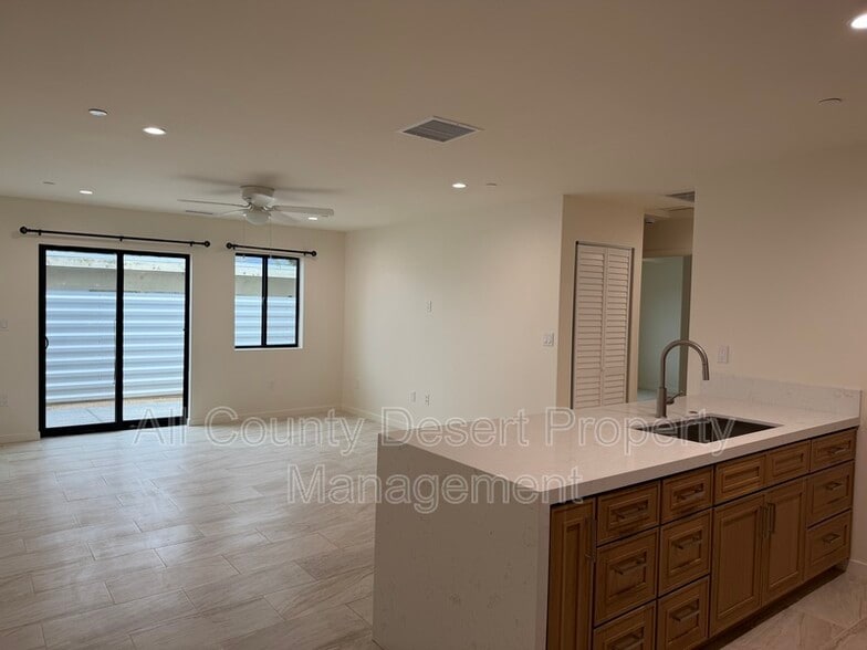 Building Photo - 517 S Mountain View Dr