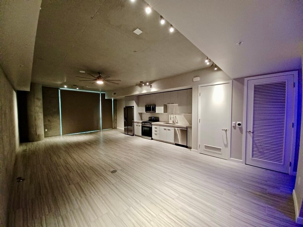 Building Photo - 353 E Bonneville Ave