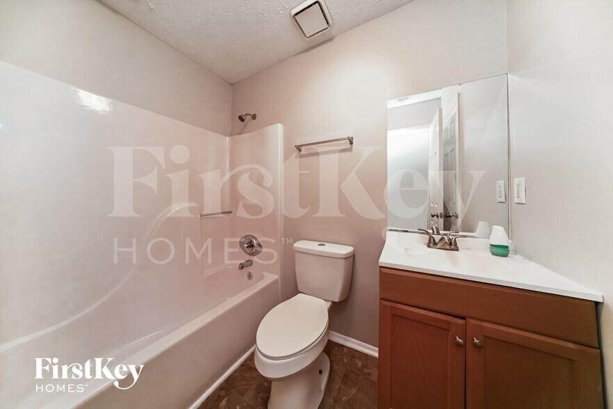 Building Photo - 1010 Pine Tree Trail