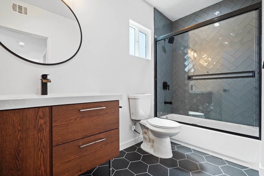 Bath 4 - 2318 W 2nd St