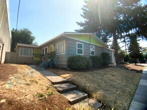 Building Photo - FREE RENT! Charming 2-Bed Duplex in Vibrant SE Portland – Cozy 660 Sq Ft Gem!