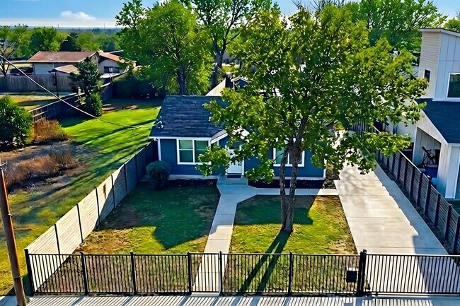 Building Photo - 6915 Providence Ave