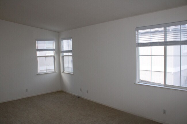 Building Photo - 524 Rosewood Ln