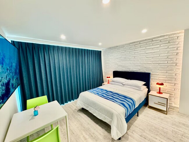 Building Photo - Stunning Ocean Front Location