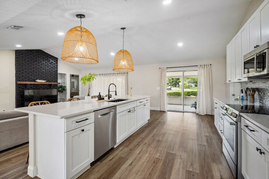Building Photo - 4520 Lake Gem Cir