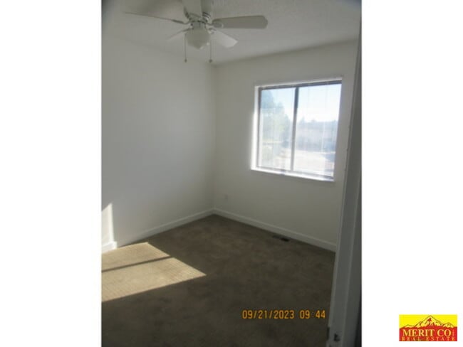 Building Photo - Townhome