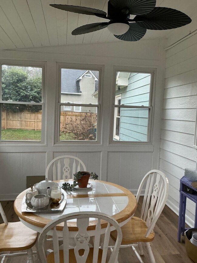 Building Photo - 2/2