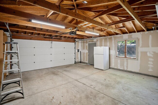 Building Photo - Spacious 3 bed 2 bath Home with Detached 1 bed 1 bath ADU in Los Altos!