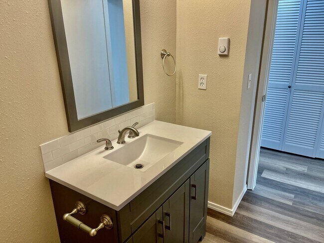 Building Photo - 225 E Westview Ave