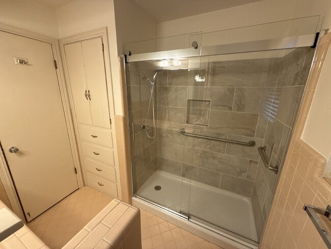 Building Photo - "Charming Space in Yukon, OK! Lawn care included!"