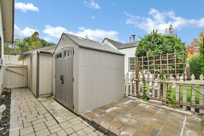Building Photo - Old World Martinez Charm - 2/1