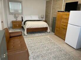 Building Photo - 107 Elyria St