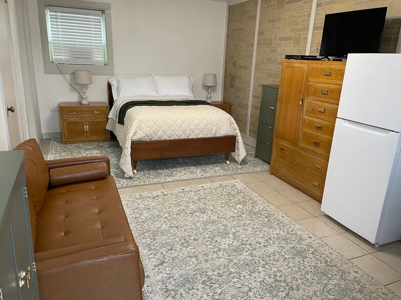 Primary Photo - 107 Elyria St