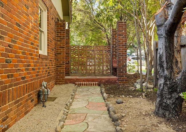 Building Photo - 1694 Oakwood St