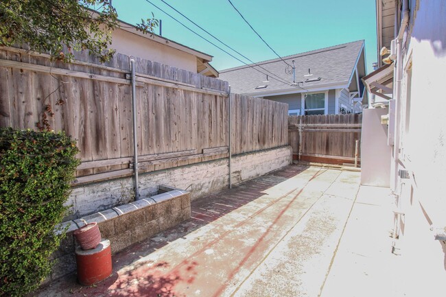 Building Photo - 1 Bed, 1 Bath Cottage in Grover Beach