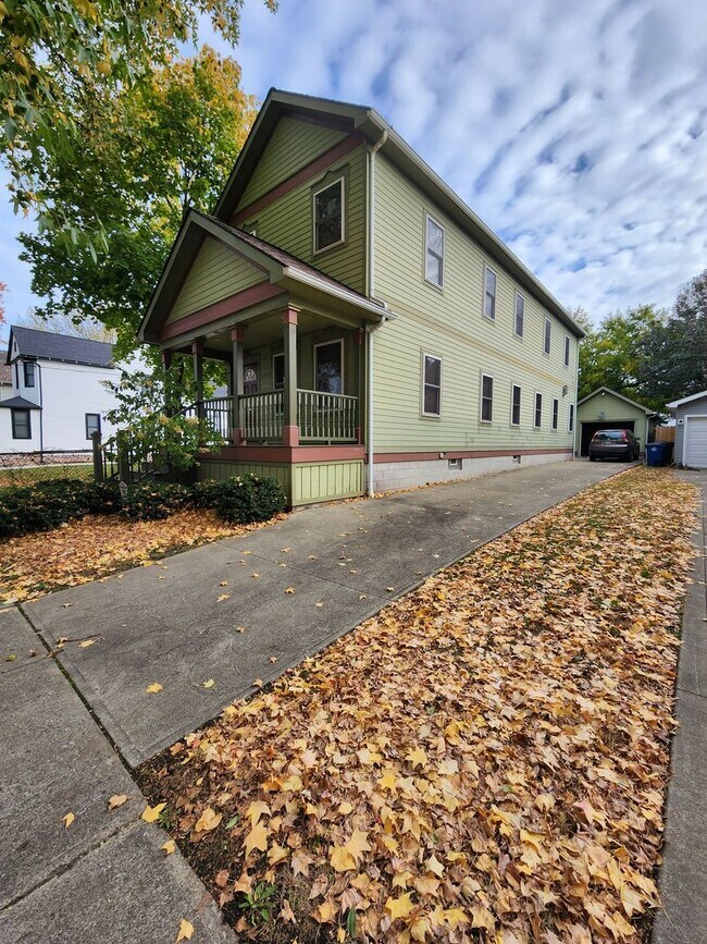 Building Photo - Gorgeous Home For Rent in Ohio City! 2 Master Suites!