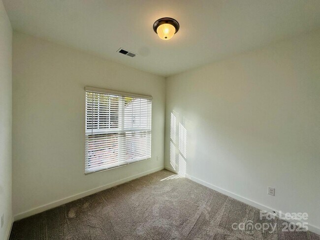 Building Photo - 2233 Noble Townes Wy