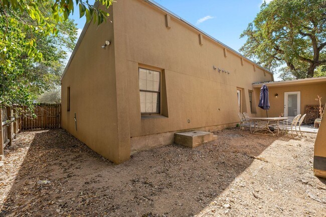 Building Photo - Walk to campus, Walk downtown, Shared Fenced Yard and Courtyard, Flat Rate Utilities!