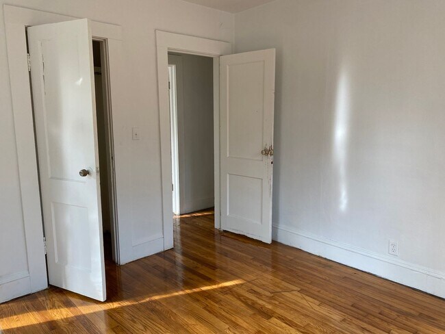 Building Photo - 3 Bed / 2 Bath 1,174 sqft
