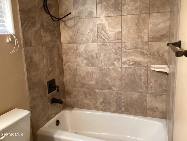 Building Photo - 5511 Grove Dr