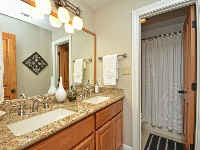 Building Photo - 907 Ellingson Ln