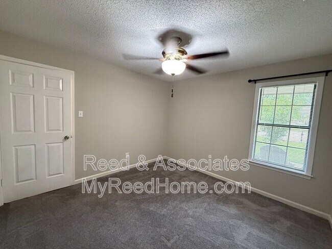 Building Photo - 3040 Delvan Cove