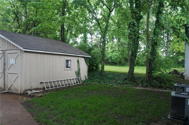 Building Photo - 603 W Lincoln St