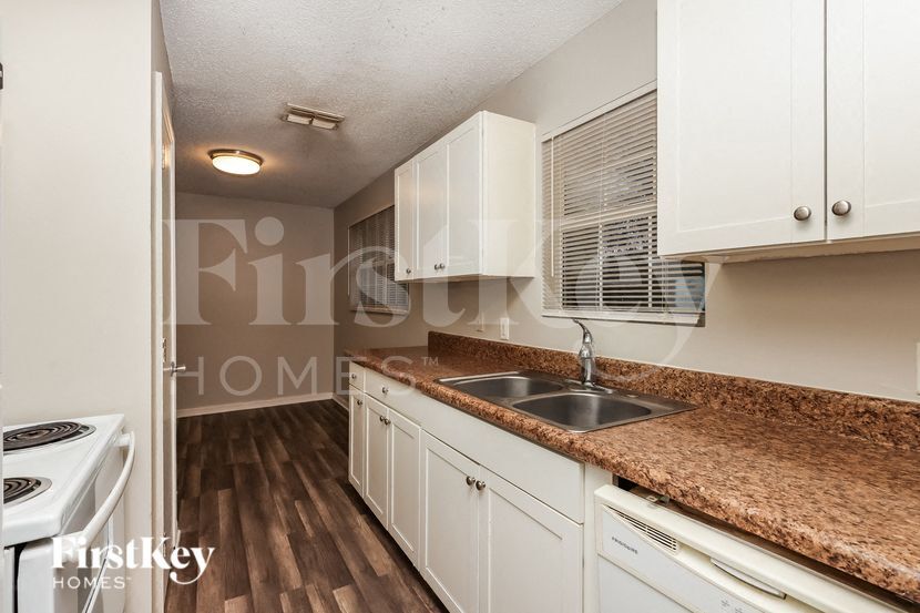 Building Photo - 830 Burland St