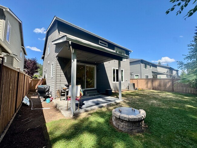 Building Photo - Private Backyard!