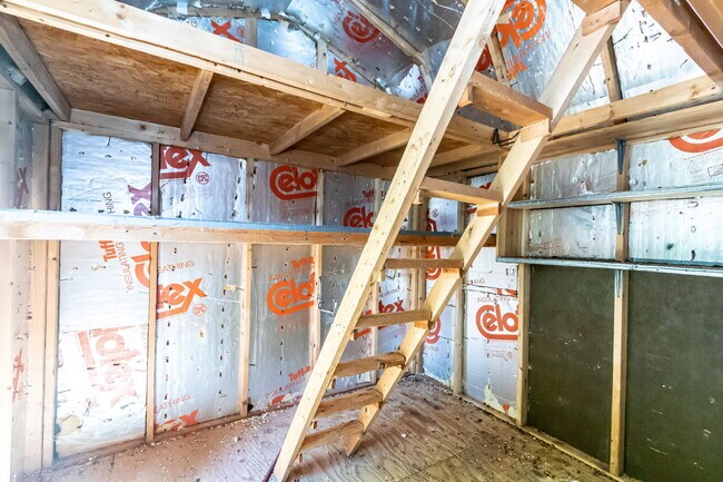 Building Photo - 2 Large Living areas! Approximately 2100 S...